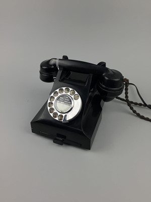 Lot 186 - A VINTAGE BAKELITE TELEPHONE