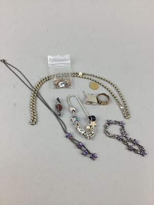 Lot 187 - A COLLECTION OF COSTUME JEWELLERY