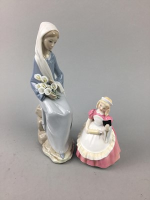 Lot 113 - A LLADRO FIGURE OF A SEATED GIRL AND A ROYAL DOULTON FIGURE