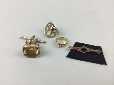 Lot 188 - A LOT OF COSTUME JEWELLERY INCLUDING RINGS AND A BROOCH