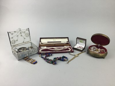 Lot 121 - A LOT OF COSTUME JEWELLERY AND WATCHES