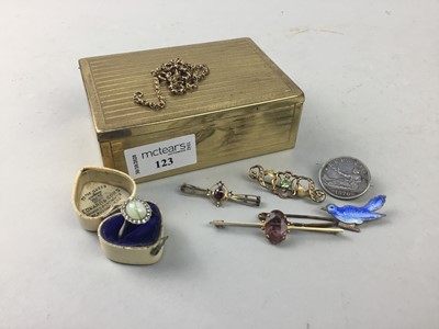 Lot 123 - AN EARLY 20TH CENTURY CLUSTER RING, BAR BROOCHES AND A CHAIN