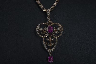 Lot 944 - A PINK GEM SET AND SEED PEARL HOLBEIN ON CHAIN