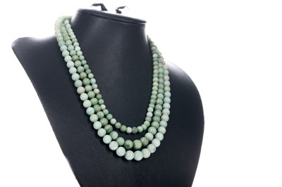 Lot 906 - A GREEN HARDSTONE NECKLACE AND EARRINGS