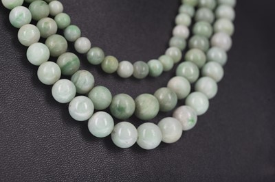 Lot 906 - A GREEN HARDSTONE NECKLACE AND EARRINGS