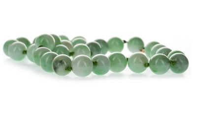 Lot 904 - A GREEN HARDSTONE BEAD NECKLACE AND EARRINGS