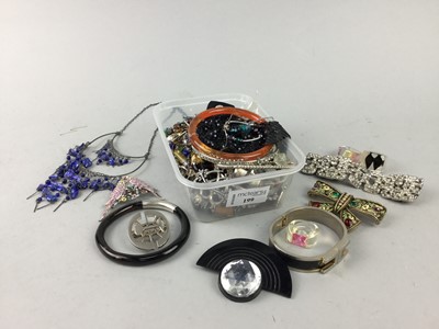 Lot 199 - A COLLECTION OF COSTUME JEWELLERY