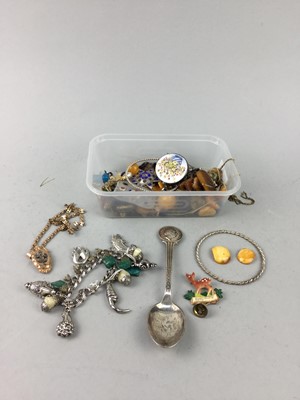 Lot 224 - A COLLECTION OF COSTUME JEWELLERY