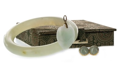 Lot 1323 - A GREEN HARDSTONE BANGLE, PENDANT AND PAIR OF EARRINGS