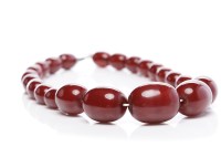 Lot 147 - CHERRY BAKELITE NECKLACE formed by graduated...