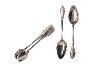 Lot 483 - A CASED SET OF TWELVE SILVER TEASPOONS AND TONGS
