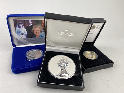 Lot 407 - A SILVER MACHIN HEAD OF QUEEN ELIZABETH II AND A GROUP OF OTHER VARIOUS COINS