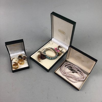 Lot 418 - A LOT OF COSTUME JEWELLERY AND WATCHES