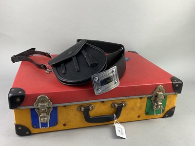 Lot 425 - A VINTAGE MULTICOLOURED SUITCASEV AND A SPORRAN AND BELT