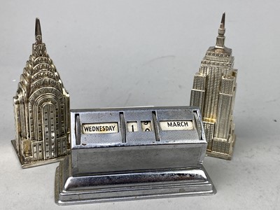 Lot 522 - A CYLINDRICAL DESK CALENDAR AND PAIR OF NOVELTY CRUETS