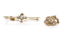 Lot 169 - EDWARDIAN GEM SET BAR BROOCH set with a...