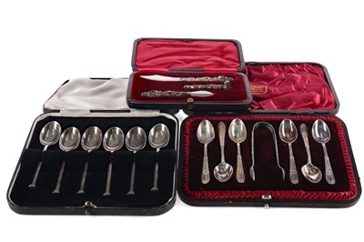 Lot 487 - A LOT OF TWO CASED SETS OF SILVER SPOONS AND A SEAL SET