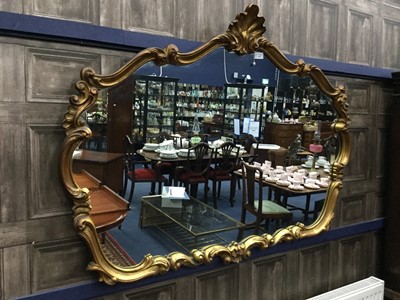 Lot 559 - AN OVAL GILT FRAMED WALL MIRROR