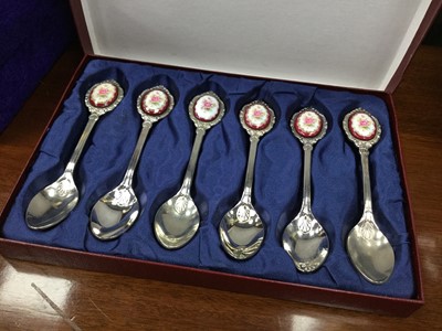 Lot 565 - A SET OF SIX SILVER PLATED SPOONS IN FITTED CASE AND OTHER SILVER PLATED ITEMS