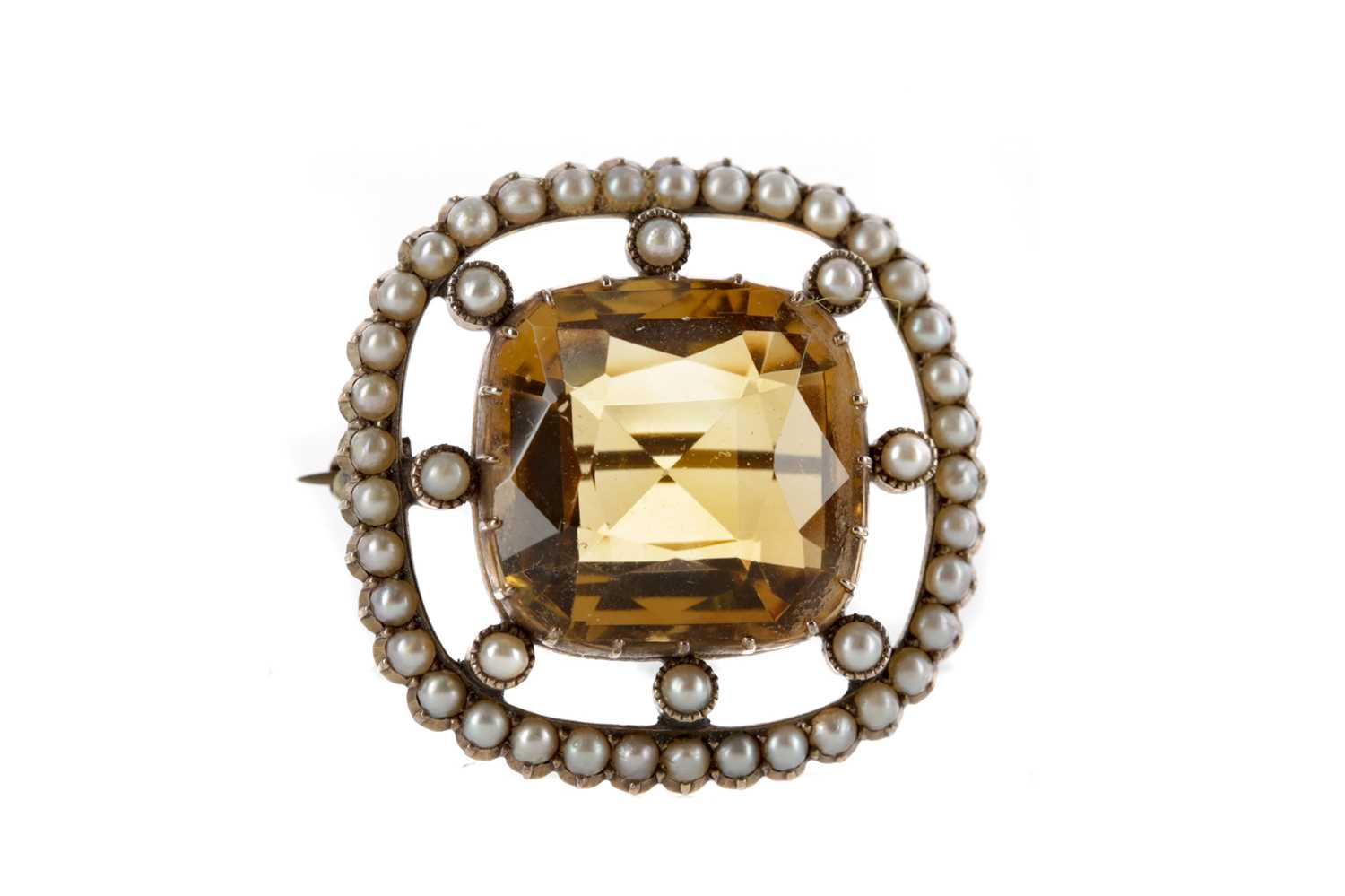 Lot 312 - A YELLOW GEM SET AND SEED PEARL BROOCH