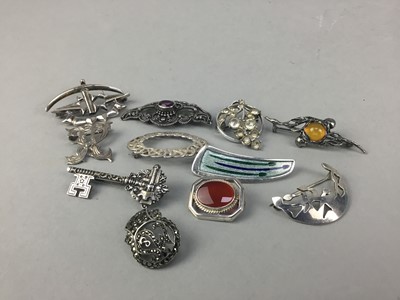 Lot 26 - A COLLECTION OF VINTAGE SILVER BROOCHES