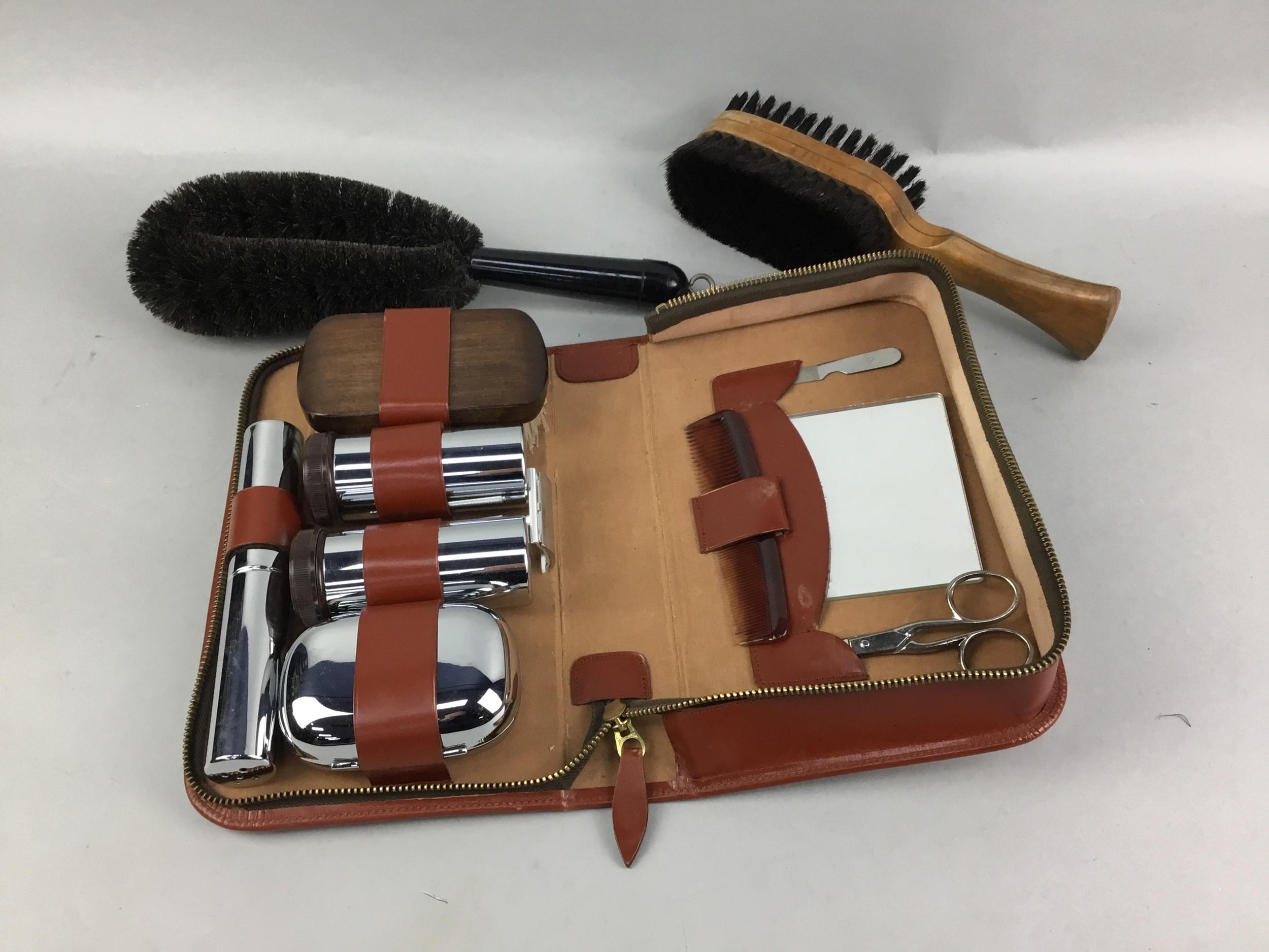 Lot 151 A COLLECTION OF VINTAGE BRUSH SETS