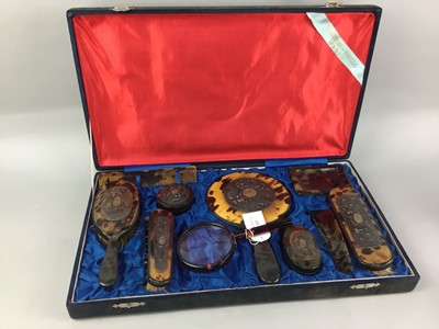 Lot 152 - A CASED EARLY 20TH CENTURY SIMULATED TORTOISESHELL DRESSING SET