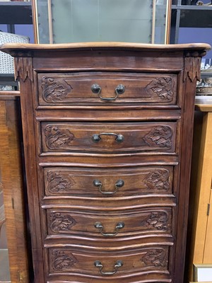 Lot 210 - A REPRODUCTION MAHOGANY CHEST OF DRAWERS
