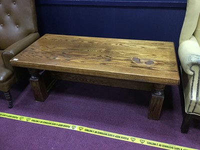 Lot 204 - AN OAK COFFEE TABLE