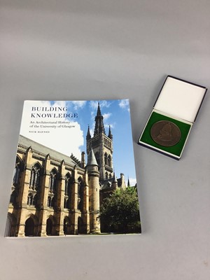 Lot 28 - A GLASGOW UNIVERSITY 500 YEAR ANNIVERSARY MEDAL ALONG WITH A BOOK AND SCARF