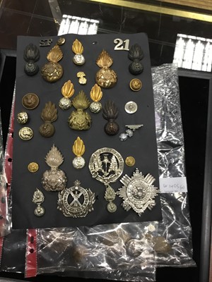 Lot 1405 - A COLLECTION OF METAL CAP BADGES AND OTHER INSIGNIA