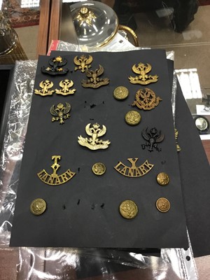 Lot 1412 - A COLLECTION OF METAL CAP BADGES AND OTHER INSIGNIA