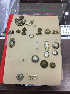 Lot 1418 - A COLLECTION OF VARIOUS REGIMENTAL METAL CAP BADGES AND OTHER INSIGNIA