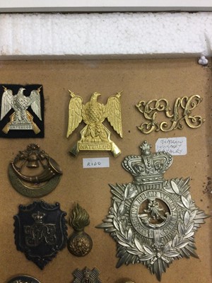 Lot 1421 - A LARGE BADGE ON PLAQUE