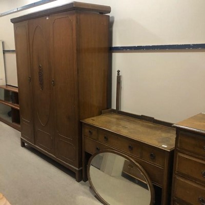 Lot 270 - A STAINED WOOD BEDROOM SUITE