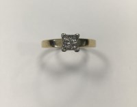 Lot 221 - DIAMOND FOUR STONE CLUSTER RING set with four...