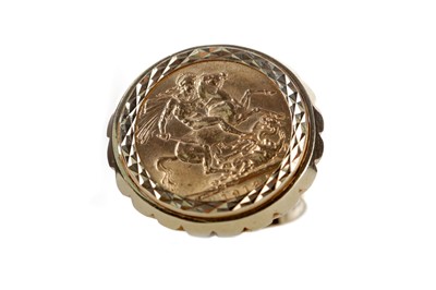 Lot 57 - A GEORGE V (1910 - 1936) GOLD SOVEREIGN RING DATED 1913