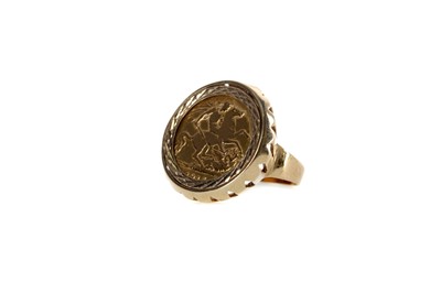 Lot 58 - A GEORGE V (1910 - 1936) GOLD HALF SOVEREIGN RING DATED 1915