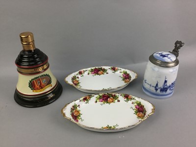 Lot 289 - A PAIR OF ROYAL ALBERT OLD COUNTRY ROSES COMPORTS