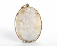 Lot 235 - VICTORIAN CAMEO PENDANT the oval cameo carved...