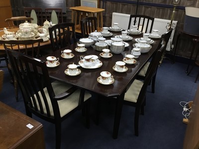 Lot 392 - A REPRODUCTION MAHOGANY EXTENDING DINING TABLE AND SIX CHAIRS