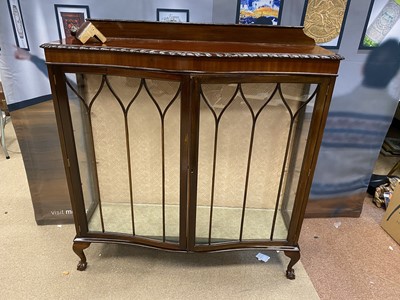 Lot 400 - A MAHOGANY TWO DOOR DISPLAY CABINET