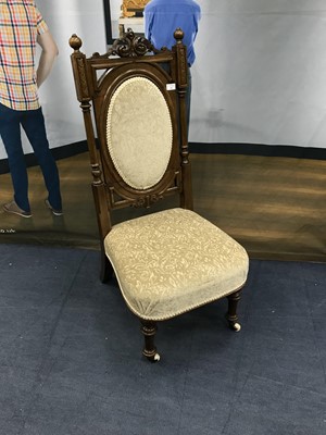 Lot 402 - AN OAK BEDROOM CHAIR