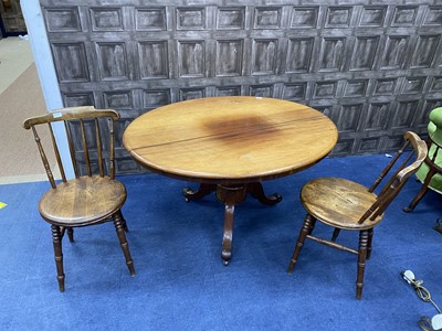 Lot 407 - A VICTORIAN MAHOGANY OVAL SUPPER TABLE AND FOUR CHAIRS