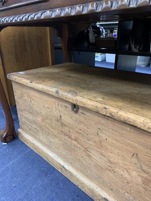 Lot 429 - A PINE BLANKET BOX