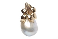 Lot 268 - BAROQUE PEARL PENDANT set with a single grey...