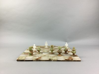 Lot 507 - AN ONYX CHESS SET AND BOARD