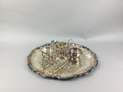 Lot 593 - A SILVER PLATED CIRCULAR TRAY AND OTHER SILVER PLATED ITEMS