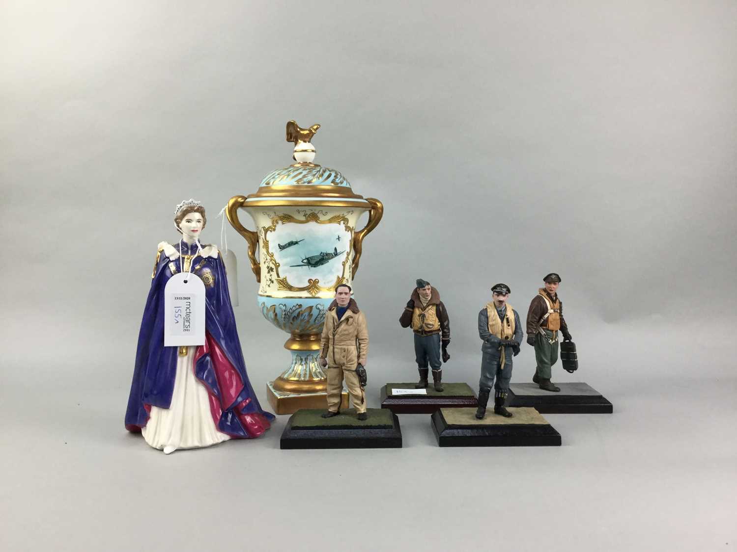 Lot 155 - A ROYAL WORCESTER FIGURE OF 'QUEEN ELIZABETH II' AND OTHER ITEMS