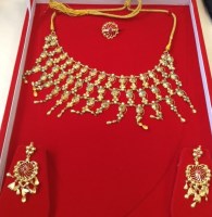 Lot 359 - HIGH CARAT GOLD WEDDING JEWELLERY SET...